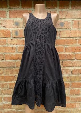 Черное платье с ажурными вставками1 фото