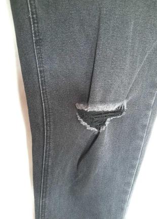 Женские рваные стрейчевые графитовые джинсы мом с потертостями.8 фото
