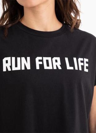Черная спортивная футболка с принтом run for life2 фото