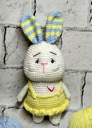 Вязаная игрушка амигуруми зайчик патриот