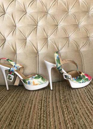 Босоніжки, vero cuoio