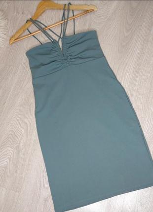 Эффектное платье лазурного цвета.