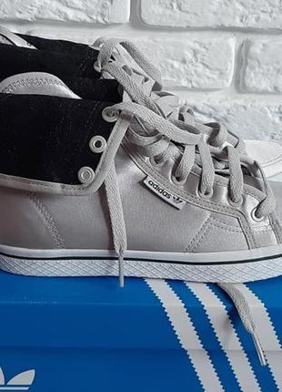 Кеды adidas.