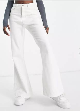 Белые джинсы клеш от бренда missguided