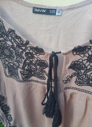 Шикарна елегантна блуза з вишивкою вишиванка з китицями мокко ravin6 фото