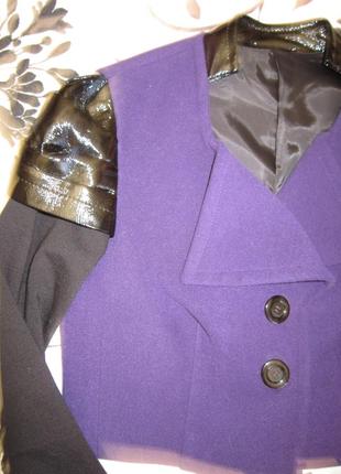 Жакет viol's с черными рукавами, блестящими трендовыми плечами и воротником-стойкой2 фото