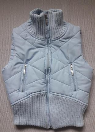 Классная стёганая жилетка с вязанными вставками на молнии modo