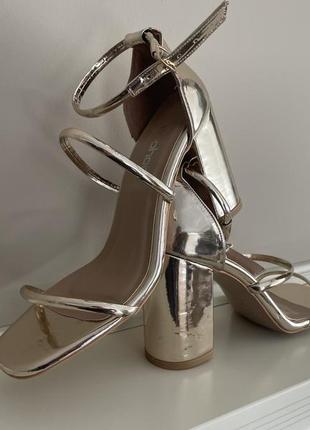 🌺 золотистые босоножки boohoo