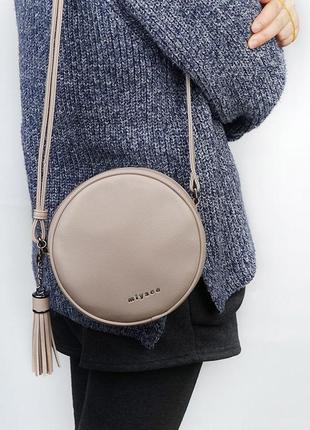 Сумка жіноча кругла з пензликом. сумочка круглої форми (сіро-бежева)3 фото