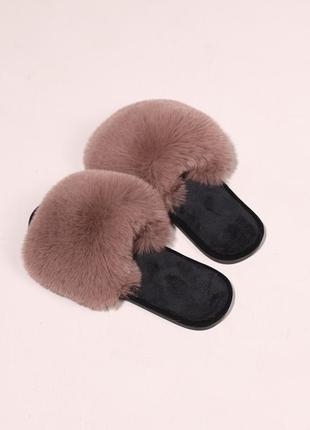 Тапочки женские пушистые меховые с открытым носком цвет кофейный3 фото