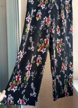 Красивые стильные кюлоты / укороченные брюки из ткани гофре в цветочный принт