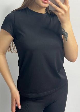 Базовая черная удлиненная футболка1 фото