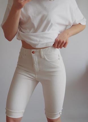 Женские шорты бермуды джинсовые белые молочные9 фото