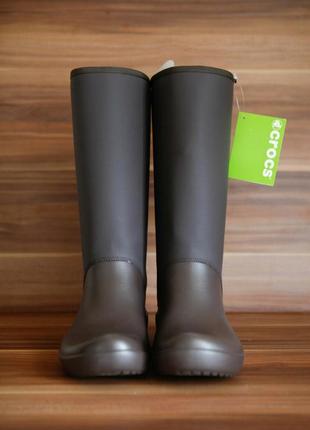 Сапоги резиновые женские высокие crocs rainfloe tall boot espresso3 фото