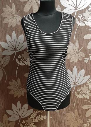 Стильне боді prettylittlething