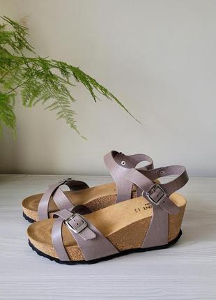 Розпродаж дууже легеннькі босоніжки італія bellini рр.39