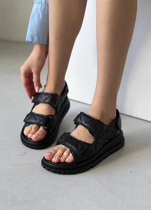 Босоніжки жіночі шкіряні чорного кольору стьобані