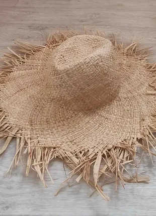 Капелюх солом'яний складний крислатий з рваними краями.