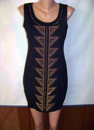 Черное платье прямое классическое с заклепками золотистого цвета l'amazone м