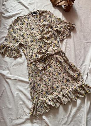 Короткое платье в цветочный принт с имитацией корсета от plt1 фото