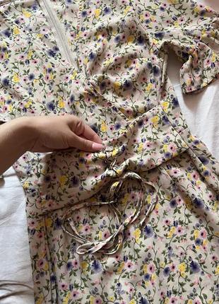 Короткое платье в цветочный принт с имитацией корсета от plt4 фото