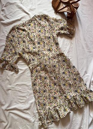 Короткое платье в цветочный принт с имитацией корсета от plt5 фото