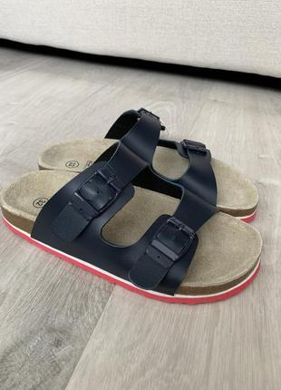 Шльопанці сандалі