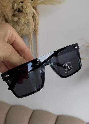 Темные солнцезащитные очки4 фото