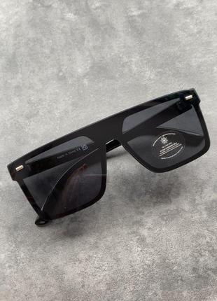 Темные солнцезащитные очки