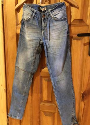 Джинсы с замочками