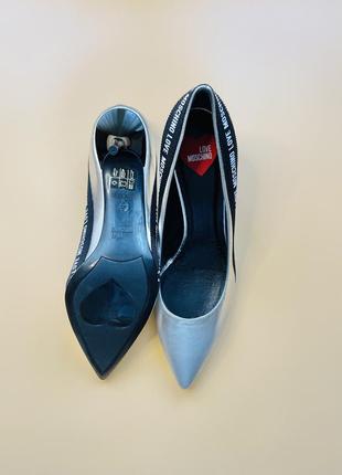 Элегантные кожаные туфли серебристого цвета бренда love moschino. оригинал4 фото