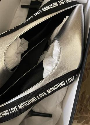 Элегантные кожаные туфли серебристого цвета бренда love moschino. оригинал3 фото