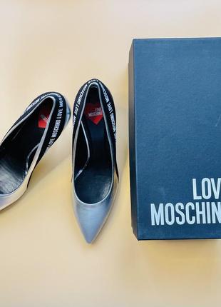 Елегантні шкіряні туфлі сріблястого кольору бренда love moschino. оригінал