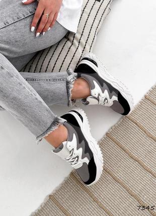 Серые с белым черным комбинированные кроссовки с сеткой в сетку на белой толстой подошве10 фото