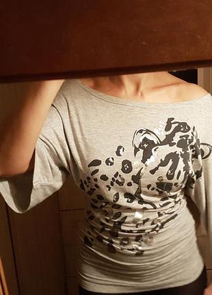 Блуза из натуральной ткани с широким вырезом и принтом р. s