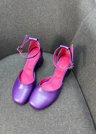 Фиолетовые кожаные босоножки на удобном каблуке с закрытым задником4 фото