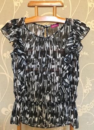 Очень красивая и стильная брендовая блузка.