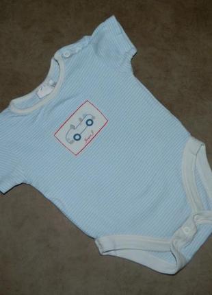 Бодик белый с голубой полоской с коротким рукавом машина на малыша 3-6 месяцев debenhams.