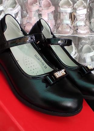 Черные туфли школьные для девочки на каблуке dior с высоким задником (5 см)5 фото