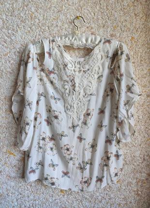 Женская блуза с открытыми плечами с воланами с кружевом бежевая летняя с бабочками f&f