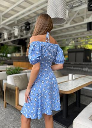 Платье женское короткое мини легкое летнее на лето нарядное праздничное цветочное повседневное синее голубое с открытыми плечами5 фото