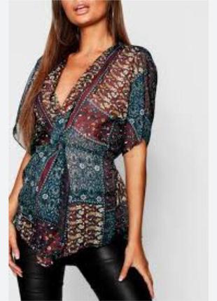 Блуза от бренда boohoo.