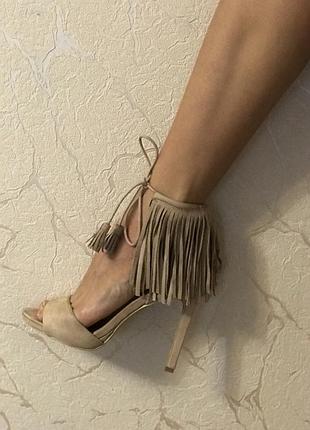 Босоніжки на зав'язках з бахромою