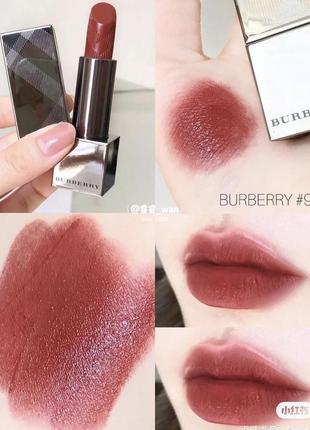 Червона бордова винна кремова помада для губ бордо burberry kisses lipstick – russet no.935 фото