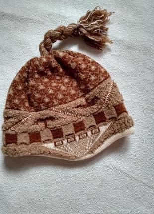 Шапка очень теплая, закрывает уши