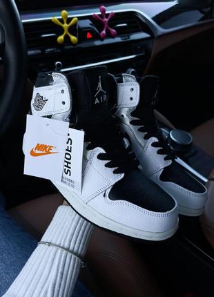 Знижка nike air jordan 1 white black кросівки найк джордан белые с черным кроссовки скидка белые с черным6 фото