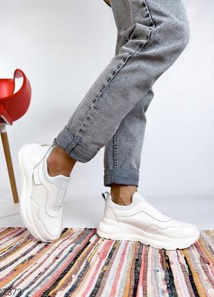 Кросівки жіночі