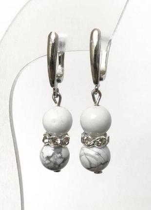 Серьги из натурального камня каполнг гладкий шарик d-8м+- с белыми стразами l-40м+-