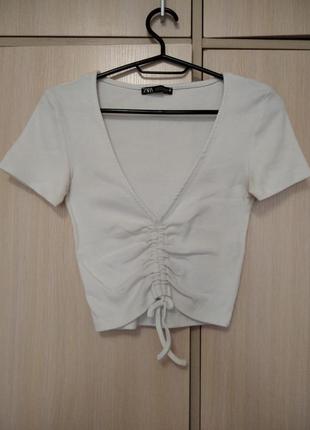 Белая укороченная  футболка с драпировкой  на шнурке из  трикотажа  в рубчик1 фото