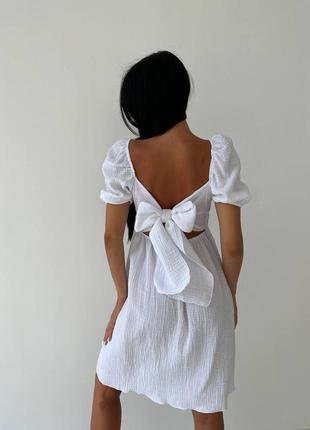 Стильное классическое классное красивое хорошенькое удобное модное трендовое простое платье белое малиновая розовая муслиновая